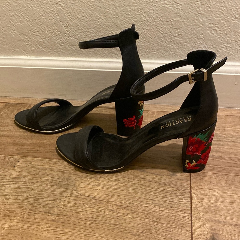 Kenneth Cole Reaction High Heels with Embroidery - size 8